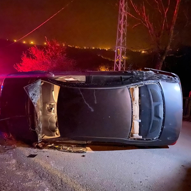 Sinop'ta otomobil devrildi: 2 yaralı