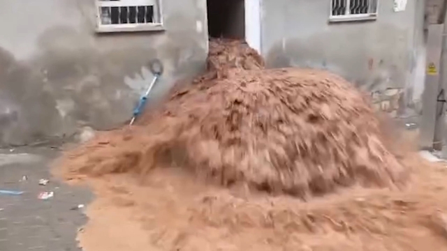 Şanlıurfa'da selin vurduğu evdeki kiracı: Çocuklarımızı güçlükle çıkardık