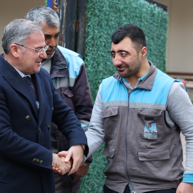 Hacılar Belediyesi personeli mesai başlangıcında bayramlaştı