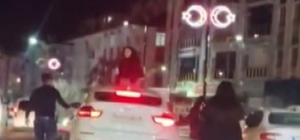 Trafikteki kavgada otomobilin üzerine çıkıp zarar verdi