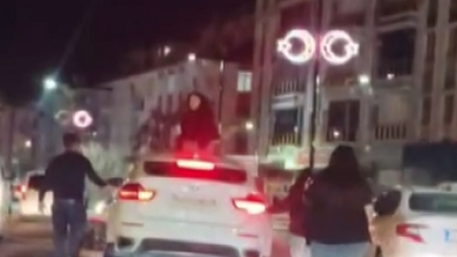 Trafikteki kavgada otomobilin üzerine çıkıp zarar verdi