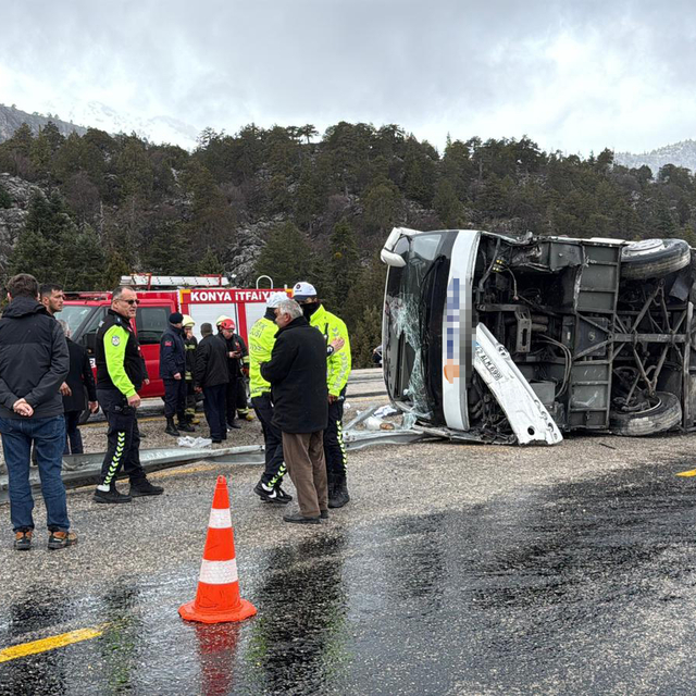 Konya-Antalya kara yolunda yolcu otobüsü devrildi; 2'si ağır 15 yaralı
