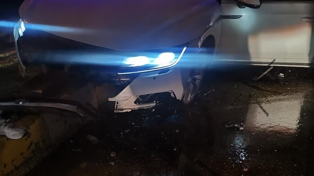 Mardin'de otomobil refüje çarptı: 2 yaralı