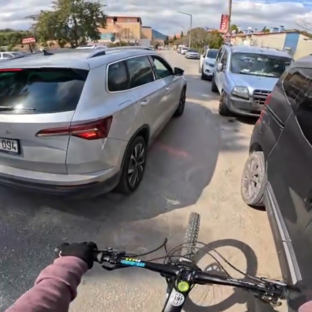 Bisikletli genci sıkıştırıp aracından inen sürücüye 180 bin lira ceza