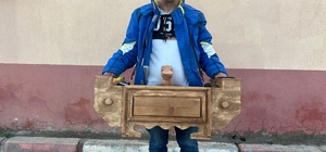 Başkan Başdeğirmen, kırılan boya sandığı yerine yenisi isteyen boyacıyı kır...