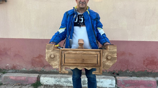 Başkan Başdeğirmen, kırılan boya sandığı yerine yenisi isteyen boyacıyı kırmadı