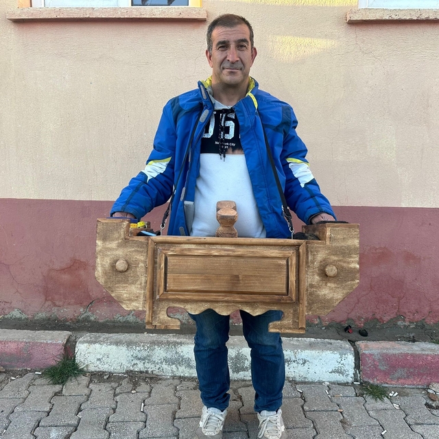 Başkan Başdeğirmen, kırılan boya sandığı yerine yenisi isteyen boyacıyı kır...