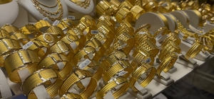 Altında bankalar ile canlı piyasadaki makas gramda 500 lirayı geçti Bursa Kuyumcular Odası Başkanı İsa Altıkardeş: "Bu rakamlar alım fırsatı, altından korkmayın. Gördüğü yeri her zaman geçer"