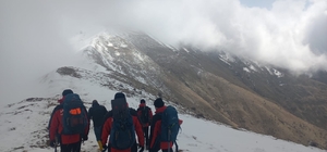 Manisa’da kayıp amatör dağcıyı arama ve kurtarma çalışmaları devam ediyor Manisa’da kayıp dağcıyı bulmak için 100 kişilik ekip seferber oldu Geceyi kazdığı çukurda geçirmiş