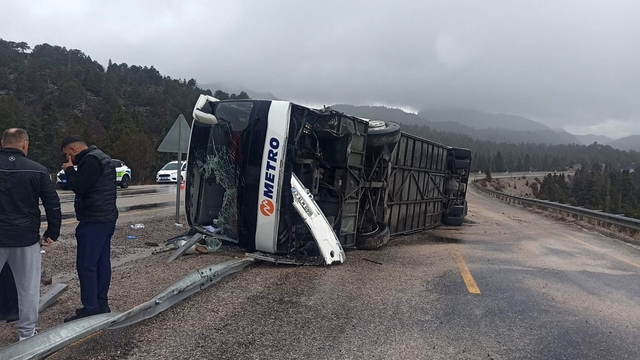 Konya'da yolcu otobüsü devrildi: 15 yaralı