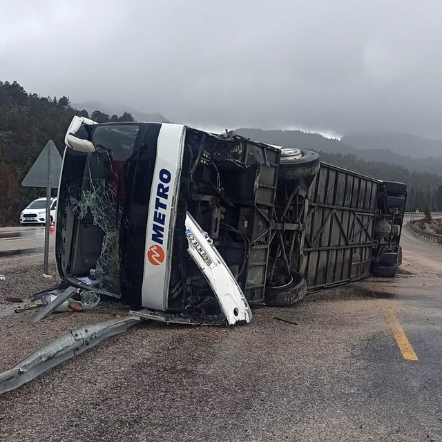 Konya'da yolcu otobüsü devrildi: 15 yaralı