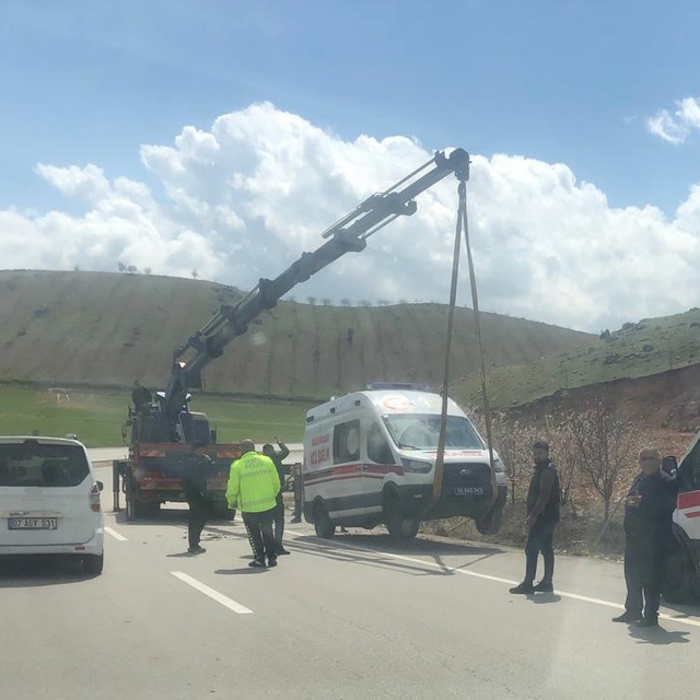 Siirt'te hasta taşıyan ambulans devrildi