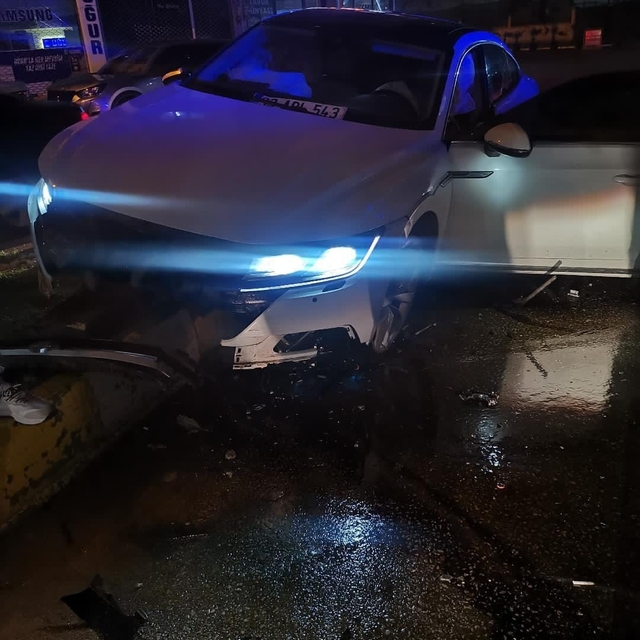 Mardin'de otomobil refüje çarptı: 2 yaralı