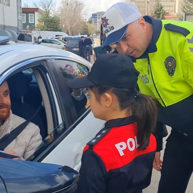 Polis üniforması giyen özel öğrenciler sürücülere trafik kurallarını hatırl...