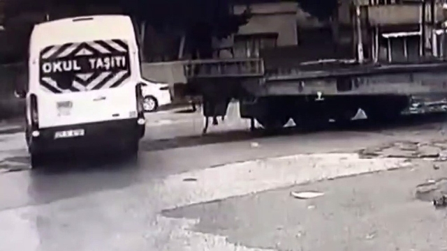 Hemzemin geçitte öğrenci servisine tren çarptı: O anlar kamerada
Servis aracının boş olması faciayı önledi