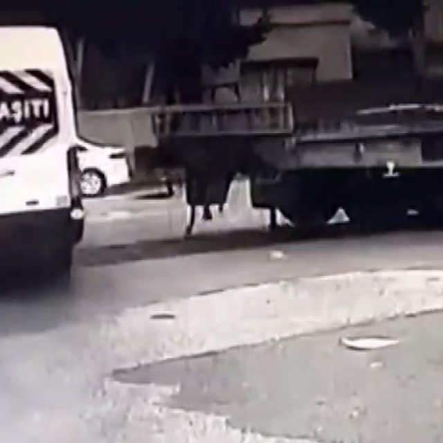 Hemzemin geçitte öğrenci servisine tren çarptı: O anlar kamerada
Servis ara...