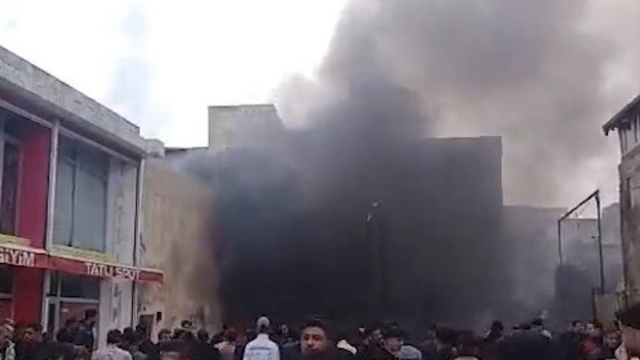 Şanlıurfa'da trafodaki patlamada park halindeki 4 araç hasar gördü