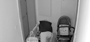 Katları tek tek dolaşıp, daire önlerindeki ayakkabıları çaldılar