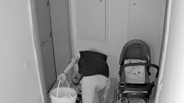 Katları tek tek dolaşıp, daire önlerindeki ayakkabıları çaldılar