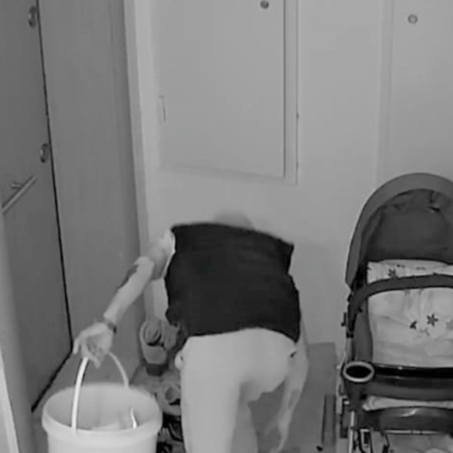 Katları tek tek dolaşıp, daire önlerindeki ayakkabıları çaldılar