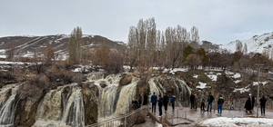 Muradiye Şelalesi yağışların etkisiyle daha coşkulu akmaya başladı