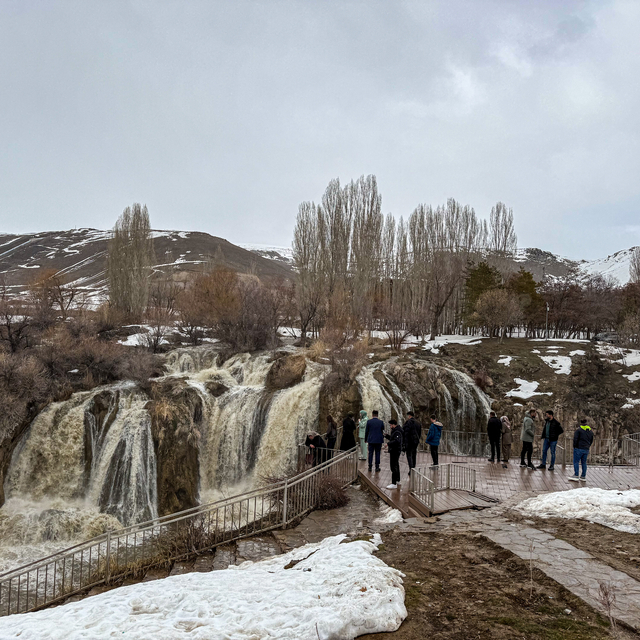 Muradiye Şelalesi yağışların etkisiyle daha coşkulu akmaya başladı