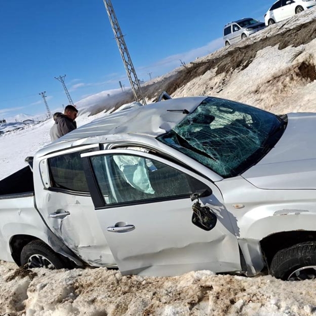 Van'da kamyonet şarampole yuvarlandı; 3 yaralı