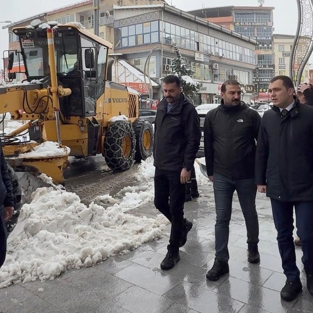 Hakkari'de karla mücadele çalışmaları aralıksız sürüyor