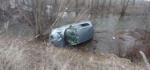 Bayburt'ta otomobil dereye uçtu: Sürücü hafif yaralandı