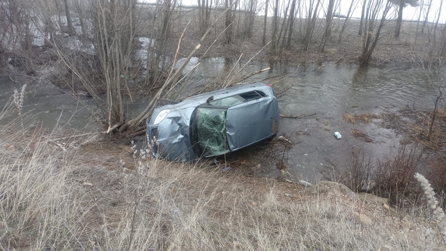 Bayburt'ta otomobil dereye uçtu: Sürücü hafif yaralandı