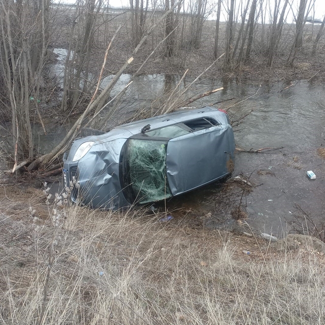 Bayburt'ta otomobil dereye uçtu: Sürücü hafif yaralandı