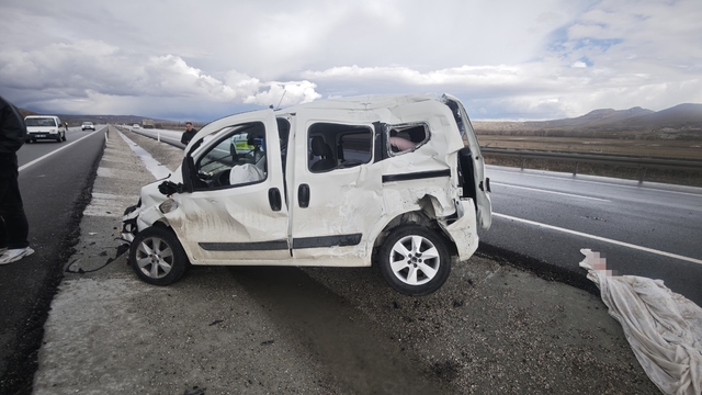 Emniyet kemerini takmayan sürücü araçtan fırladı
Sivas'ta hafif ticari araç sürücüsü kamyonla kafa kafaya çarpıştı: 1 yaralı
