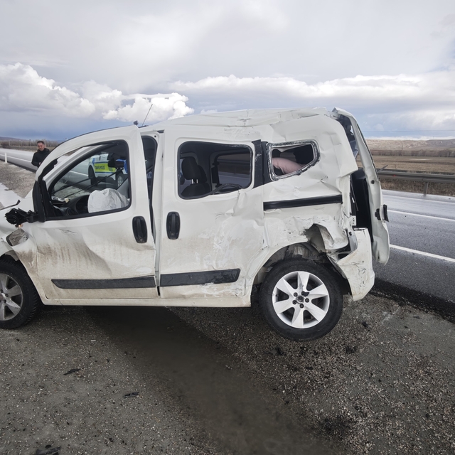 Emniyet kemerini takmayan sürücü araçtan fırladı
Sivas'ta hafif ticari araç...