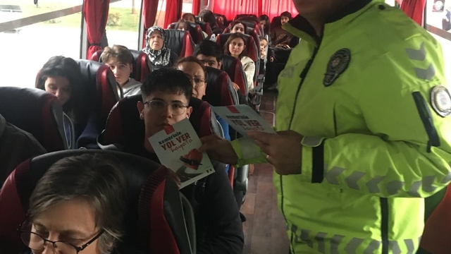 Burdur'da otogarda emniyet kemeri kullanımı hakkında bilgilendirme