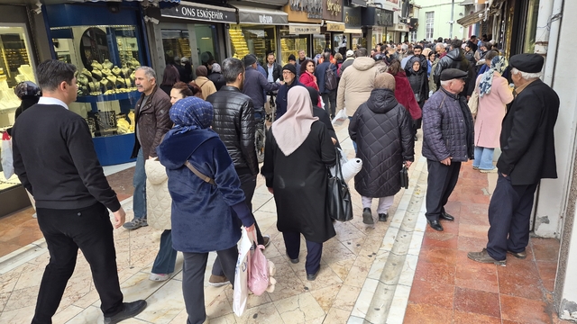 Altın fiyatları düşünce vatandaşlar kuyumculara akın etti
Eskişehir'de 1, 5 ve 10 gram ile çeyrek altın tükenme noktasına geldi