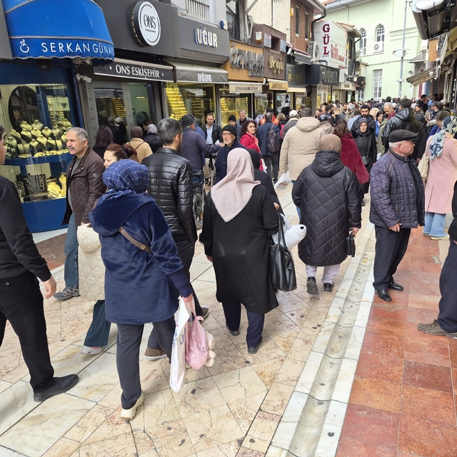 Altın fiyatları düşünce vatandaşlar kuyumculara akın etti
Eskişehir'de 1, 5...