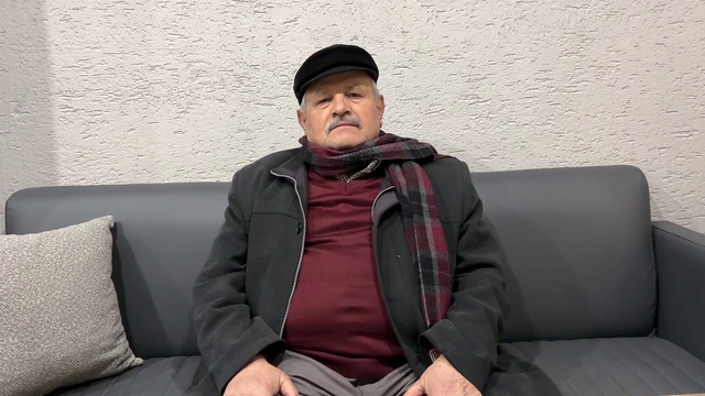 Öptü, yerine astı: "Bayrağı olmayanın milleti olmaz"