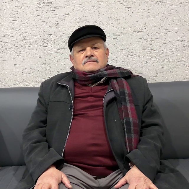 Öptü, yerine astı: "Bayrağı olmayanın milleti olmaz"