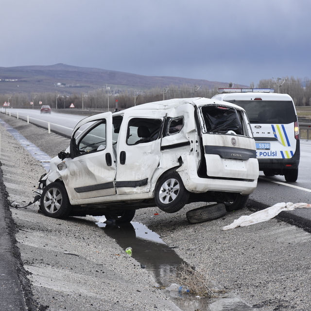 TIR'a çarpan hafif ticari aracın sürücüsü ağır yaralandı