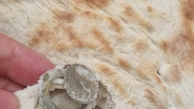 Ekmeğin içerisinden bozuk para halkası çıktı