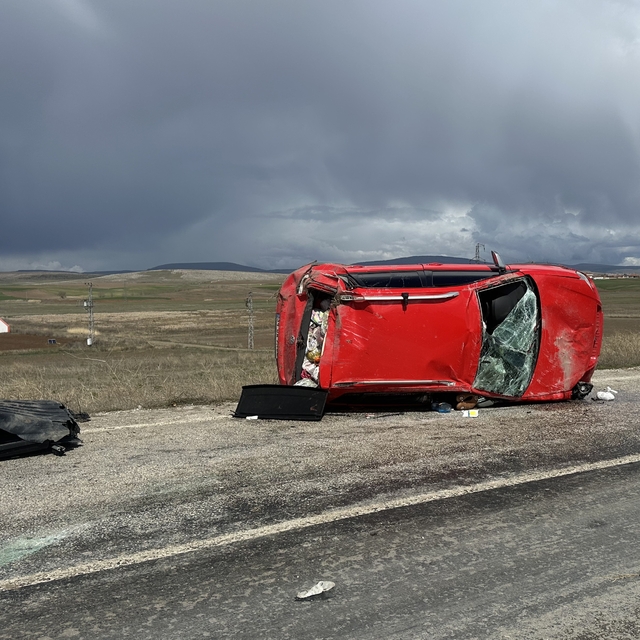 Çorum'da devrilen otomobildeki 3 kişi yaralandı