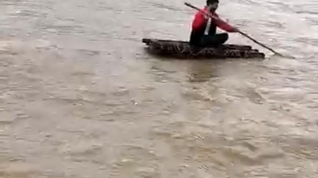 Mardin'de taşan derede sal keyfi