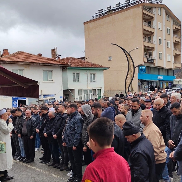 Kazada hayatını kaybeden nişanlı çift yan yana toprağa verildi