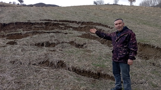 Tokat'ta yağış sonrası heyelan tarlayı kullanılamaz hale getirdi