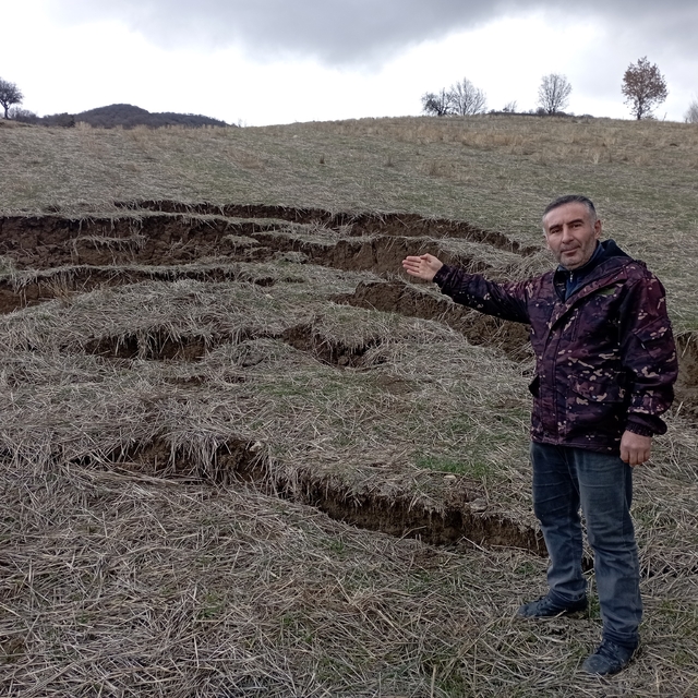 Tokat'ta yağış sonrası heyelan tarlayı kullanılamaz hale getirdi