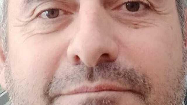 Kayıp dağcı, çukur kazıp geceyi içinde geçirmiş