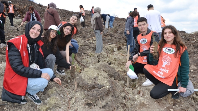 Manisa'da yanan alanlar yeniden yeşeriyor
Manisa'da 13 noktada 30 bin fidan toprakla buluşacak