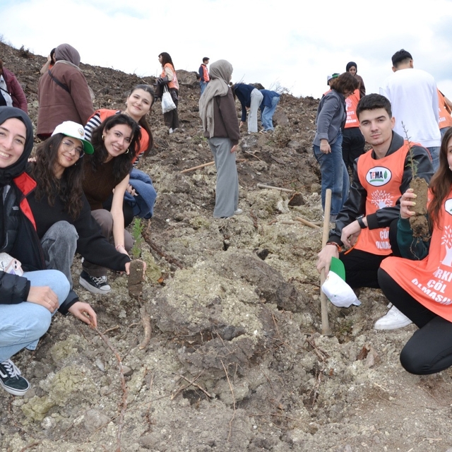 Manisa'da yanan alanlar yeniden yeşeriyor
Manisa'da 13 noktada 30 bin fidan...