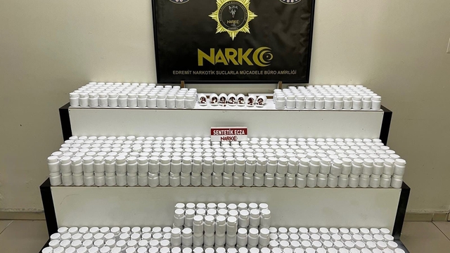 Edremit'te araçta 42 bin 600 sentetik ecza ele geçirildi