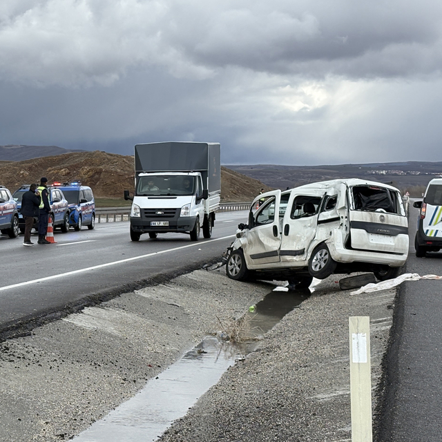 Sivas'ta tır ile hafif ticari aracın çarpıştığı kazada 1 kişi ağır yaraland...